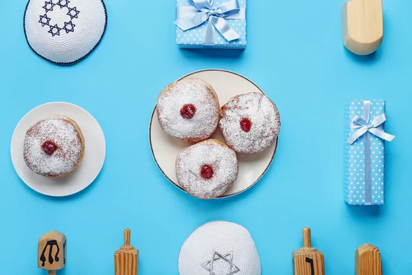 Donutlu Tabaklar Yahudi Şapkaları Dreideller Mavi Arka Plandaki Hanuka Kutlaması — Stok fotoğraf