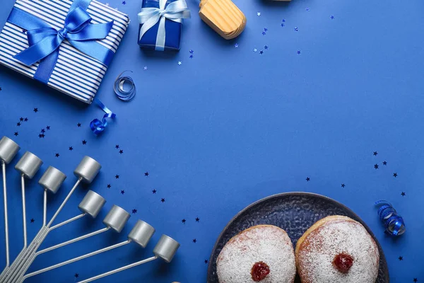 Donut Menorah Mavi Arka Plandaki Hanuka Kutlaması Için Hediyelerden Yapılmış — Stok fotoğraf