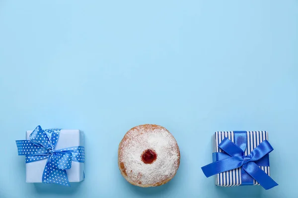Leckere Donuts Und Geschenke Zum Chanukka Fest Auf Blauem Hintergrund — Stockfoto