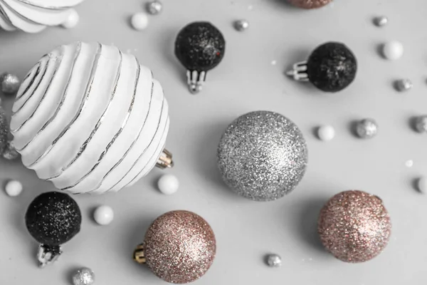 Σύνθεση Όμορφες Μπάλες Χριστουγέννων Ελαφρύ Φόντο Closeup — Φωτογραφία Αρχείου