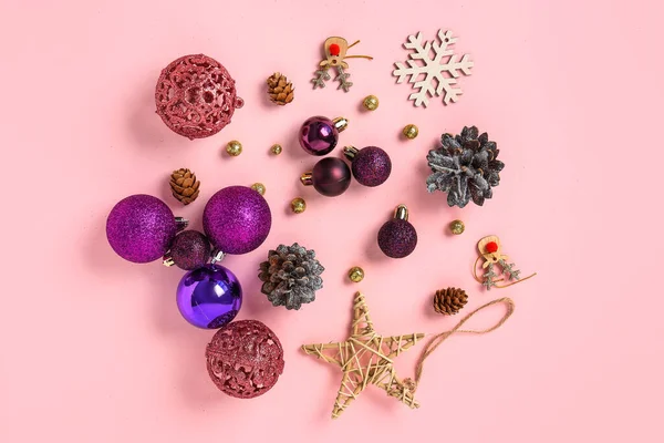 Σύνθεση Όμορφα Χριστουγεννιάτικα Στολίδια Και Κώνους Ροζ Φόντο — Φωτογραφία Αρχείου