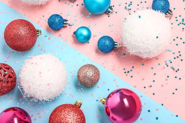 Komposition Mit Schönen Weihnachtskugeln Und Pailletten Auf Farbigem Hintergrund Nahaufnahme — Stockfoto