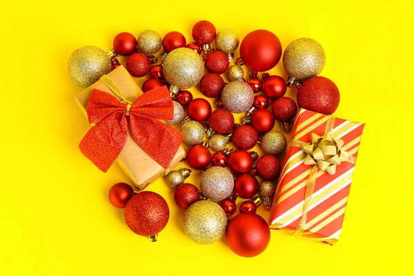 Krásné Vánoční Dárky Koule Žlutém Pozadí — Stock fotografie