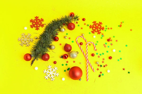 Összetétel Karácsonyi Dekorációval Cukornáddal Tűlevelű Ággal Sárga Alapon — Stock Fotó