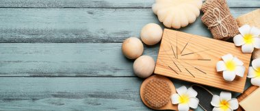 Akupunktur iğneleri ve tahta zemin üzerinde spa öğeleri metin için boşluk ile