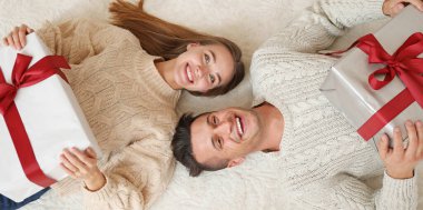 Mutlu, genç bir çift Noel hediyeleri ile evde, manzaralı