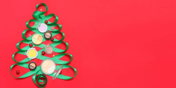 Albero Natale Fatto Nastro Cosmetici Trucco Decorazioni Natalizie Sfondo Rosso — Foto Stock