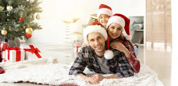 Glückliche Familie Weihnachtsmützen Hause Heiligabend — Stockfoto