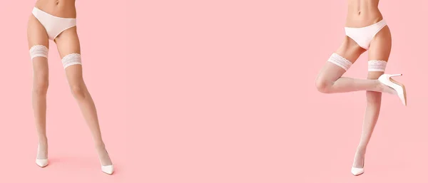 Ноги Красивых Молодых Женщин Белых Чулках Розовом Фоне Местом Текста — стоковое фото