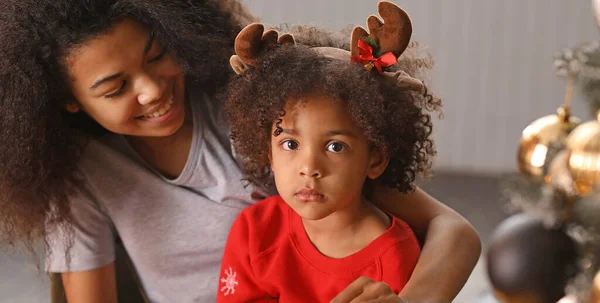 Happy African American Woman Her Little Daughter Home Christmas Eve — Stock Photo, Image