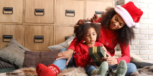 Happy African American Woman Her Little Daughter Opening Christmas Gift — Stock Photo, Image