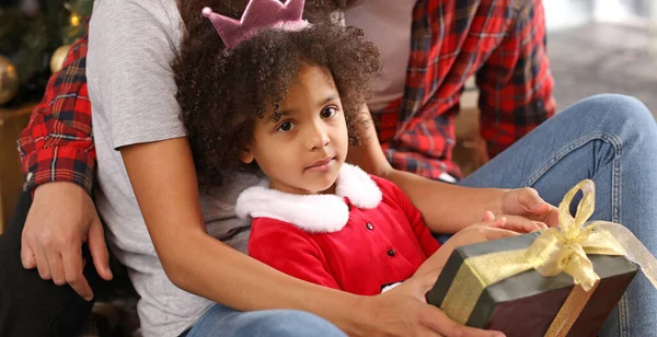 Cute African American Girl Christmas Gift Her Family Home — Stock Photo, Image