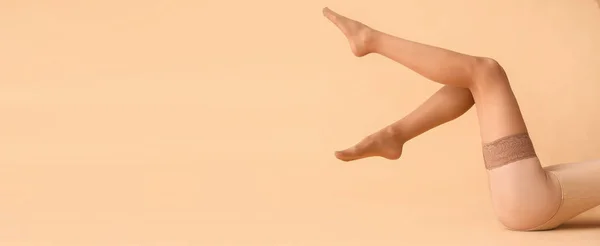 Ноги Красивої Молодої Жінки Панчохах Бежевому Фоні Простором Тексту — стокове фото