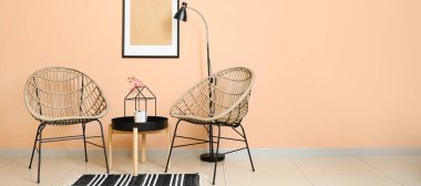 Masası ve rattan koltukları olan şık bir oturma odası.