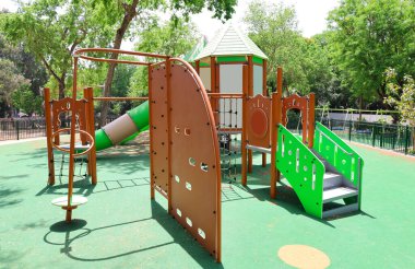 Şehir parkındaki modern çocuk parkı manzarası