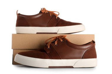 Beyaz arka planda kahverengi erkek ayakkabıları olan karton kutu.