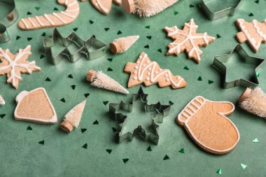 Lezzetli Noel kurabiyeleri, kesiciler ve renk arkaplanı dekorasyonlu kompozisyon