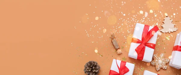 Schöne Weihnachtsgeschenke Und Dekor Auf Orangefarbenem Hintergrund Mit Platz Für — Stockfoto