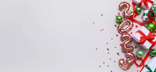 Balões Forma Figura 2023 Com Presentes Decorações Festivas Fundo Claro — Fotografia de Stock