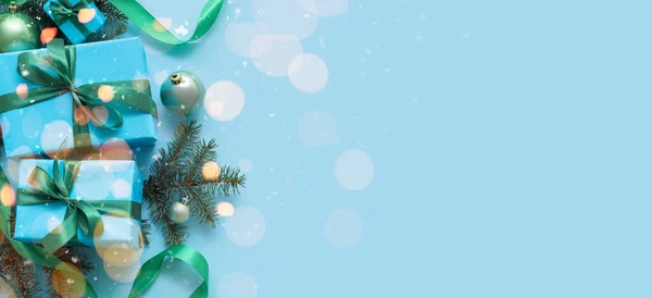 Samenstelling Met Kerstcadeaus Sparren Takken Ballen Blauwe Achtergrond Met Ruimte — Stockfoto