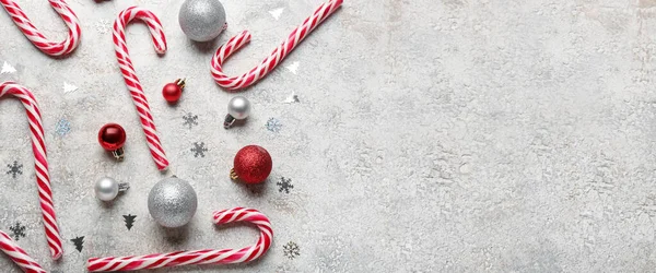 Édes Cukorka Sétapálcák Gyönyörű Karácsonyi Dekoráció Világos Háttér Helyet Szöveges — Stock Fotó
