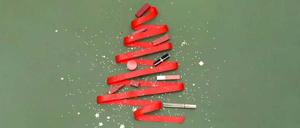 Kerstboom Gemaakt Van Rood Lint Make Cosmetica Groene Achtergrond — Stockfoto