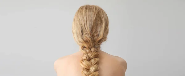 Junge Blondine Mit Geflochtenen Haaren Auf Hellem Hintergrund — Stockfoto