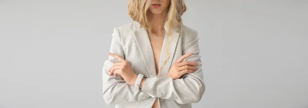 Молодая Блондинка Стильной Куртке Сером Фоне — стоковое фото