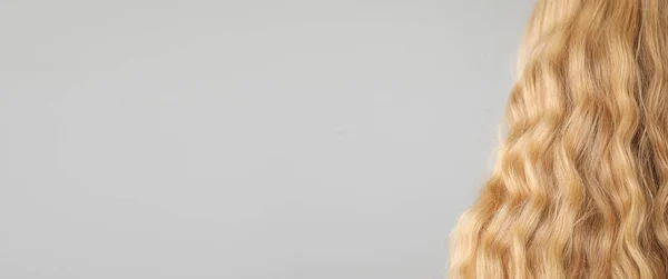 Lockiges Blondes Haar Auf Hellem Hintergrund Mit Platz Für Text — Stockfoto