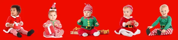 Colagem Pequenos Bebês Trajes Natal Com Presentes Fundo Vermelho — Fotografia de Stock