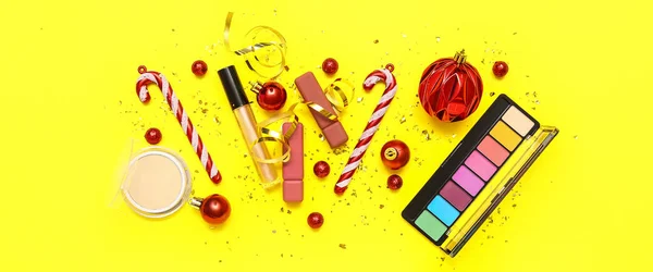 Cosmétiques Maquillage Avec Décor Noël Sur Fond Jaune — Photo