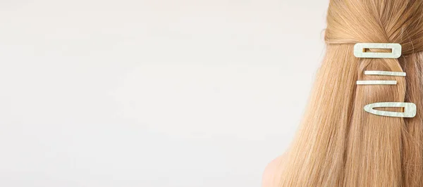 Blond Kvinna Med Långt Rakt Hår Ljus Bakgrund Med Utrymme — Stockfoto