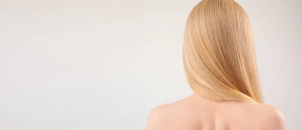 Blonde Frau Mit Langen Glatten Haaren Auf Hellem Hintergrund Mit — Stockfoto