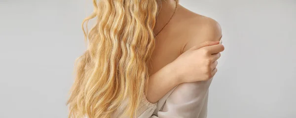 Junge Blondine Mit Lockigem Haar Auf Hellem Hintergrund — Stockfoto