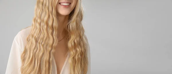 Молодая Блондинка Вьющимися Волосами Светлом Фоне Пространством Текста — стоковое фото