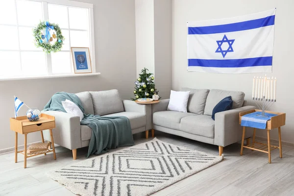 Интерьер Гостиной Флагом Израиля Диванами Украшенными Празднования Хануки — стоковое фото