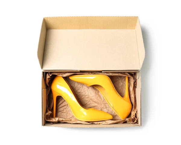 Χάρτινο Κουτί Κίτρινα Ψηλοτάκουνα Παπούτσια Λευκό Φόντο — Φωτογραφία Αρχείου