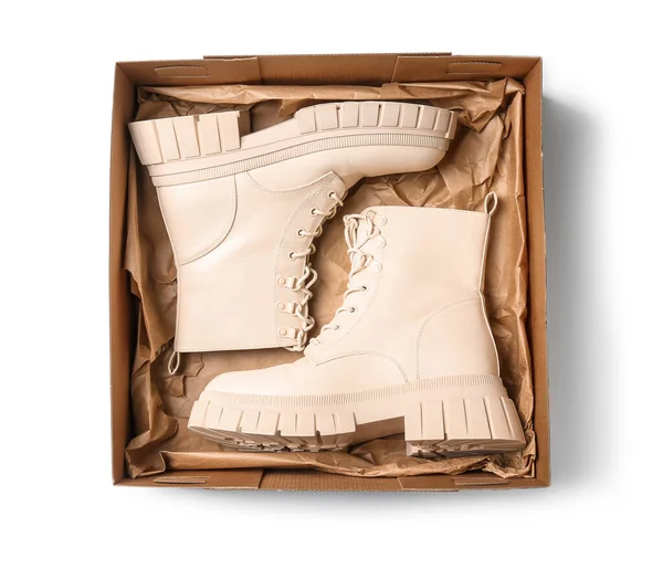 Beyaz Arka Planda Şık Çizmeleri Olan Karton Kutu — Stok fotoğraf