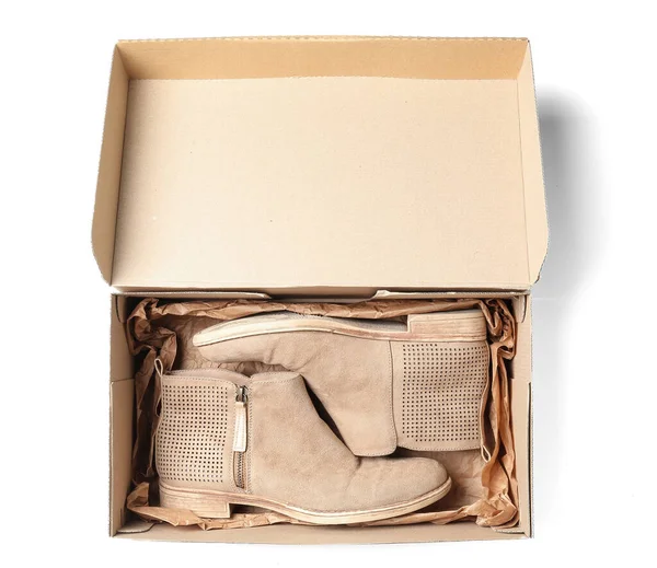 Caja Cartón Con Elegantes Botas Beige Sobre Fondo Blanco — Foto de Stock