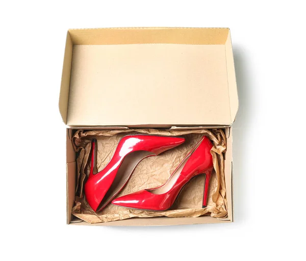 Χάρτινο Κουτί Κόκκινα Ψηλοτάκουνα Παπούτσια Λευκό Φόντο — Φωτογραφία Αρχείου