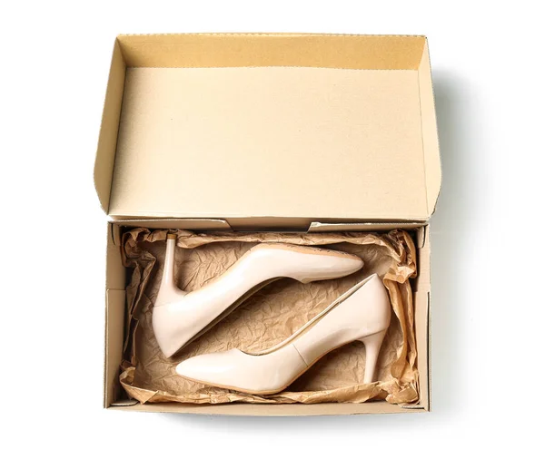 Χάρτινο Κουτί Μπεζ Ψηλοτάκουνα Παπούτσια Λευκό Φόντο — Φωτογραφία Αρχείου