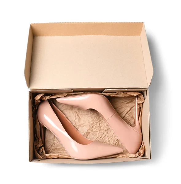 ホワイトの背景にピンクのハイヒールの靴を持つ段ボール箱 — ストック写真