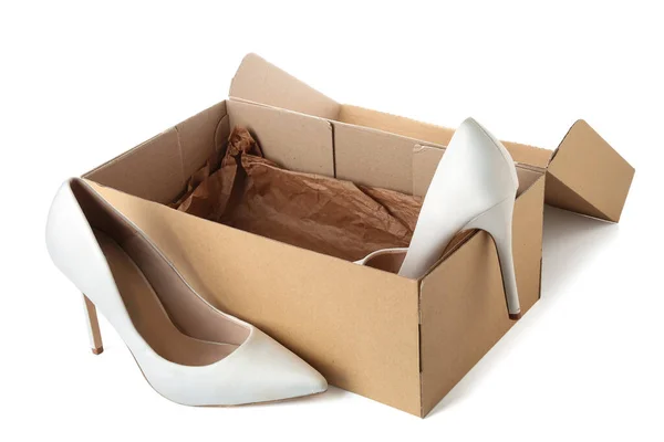 白い背景にハイヒールの靴を持つ段ボール箱 — ストック写真