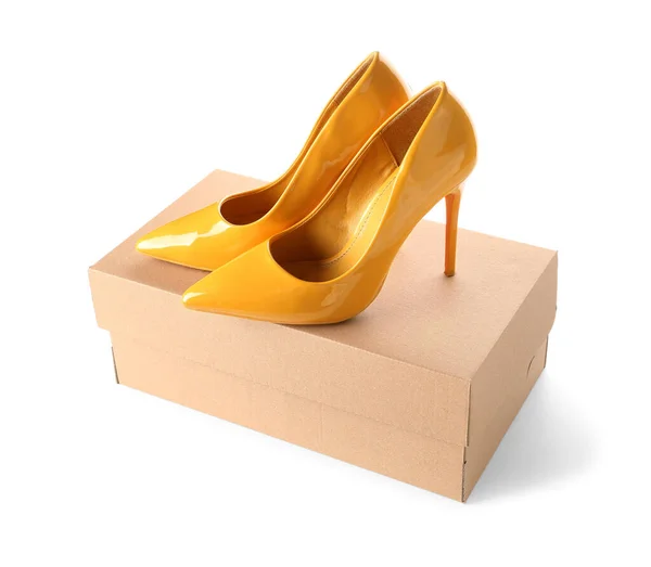 Χάρτινο Κουτί Κίτρινα Ψηλοτάκουνα Παπούτσια Λευκό Φόντο — Φωτογραφία Αρχείου