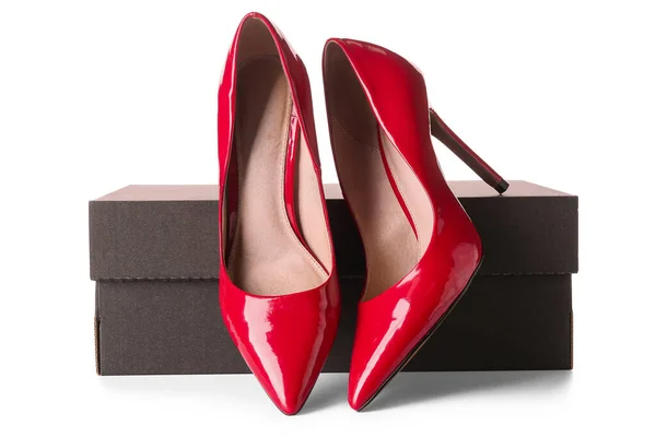 Caixa Preta Com Sapatos Salto Alto Vermelho Fundo Branco — Fotografia de Stock