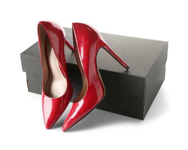Μαύρο Κουτί Κόκκινα Ψηλοτάκουνα Παπούτσια Λευκό Φόντο — Φωτογραφία Αρχείου