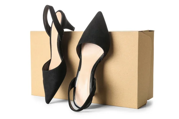 白い背景に黒いかかとの靴を持つ段ボール箱 — ストック写真