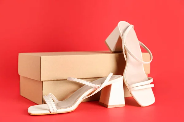 Cardboard Box White Heeled Sandals Red Background — Stock Photo, Image