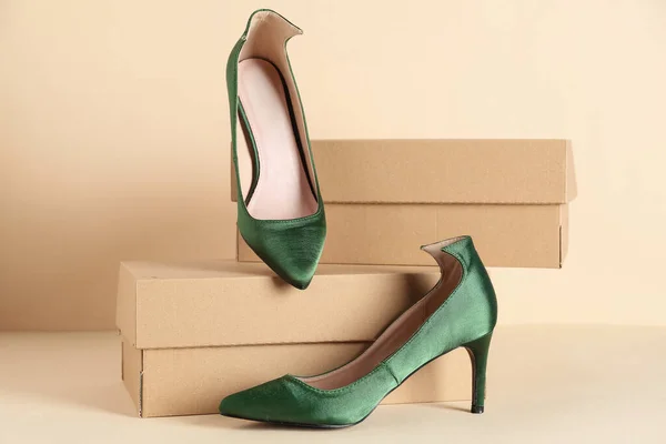 Caixas Papelão Com Sapatos Verdes Salto Alto Fundo Bege — Fotografia de Stock