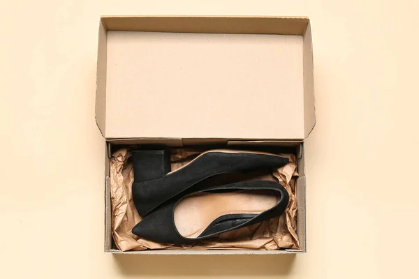 Χάρτινο Κουτί Μαύρα Τακούνια Παπούτσια Μπεζ Φόντο — Φωτογραφία Αρχείου